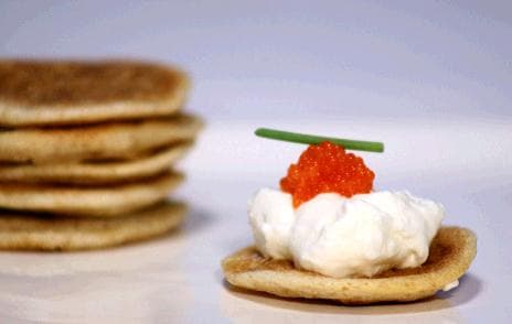 Blinis Integrais com Creme Azedo e Ovas