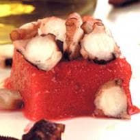 Salada com polvo e gelatina de framboesa