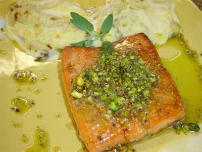 Salmão com molho de pistache e endívia