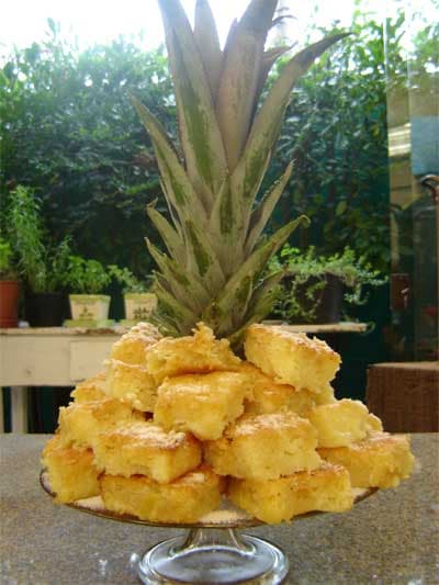 Bolo de mandioca e abacaxi