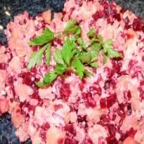 Salada de aipim com maionese de beterraba