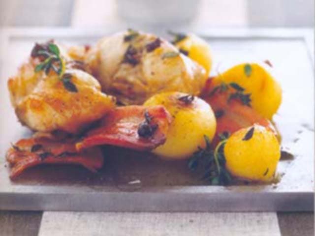 Coelho ao bacon com batatas bolinha