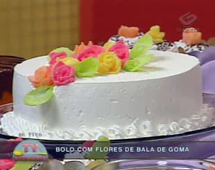 Bolo com flores de bala de goma