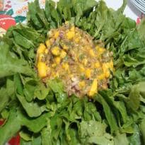 Salada de Manga com Cebola Roxa e Rúcula