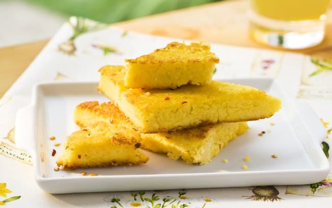 Triângulos de polenta grelhada com alecrim
