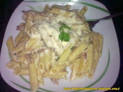 Pene ao Molho Branco com Pernil