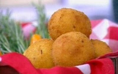 Bolinhos de angu com recheio de queijo
