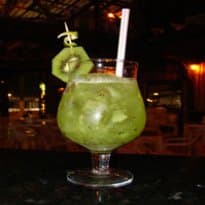 Caipirinha de sake com kiwi