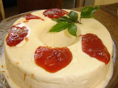 Sorvete de requeijão com calda de goiaba