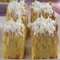 Bolo de coco e leite condensado