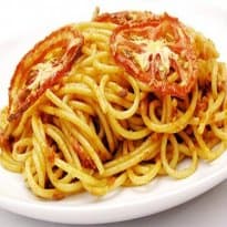 Espaguete ao molho de tomate assado e alho