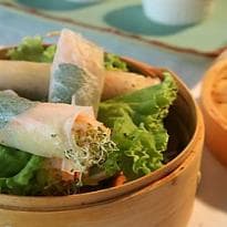 Rolinho vietnamita de camarão e legumes