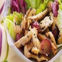 Salada com iscas de frango e uvas roxas