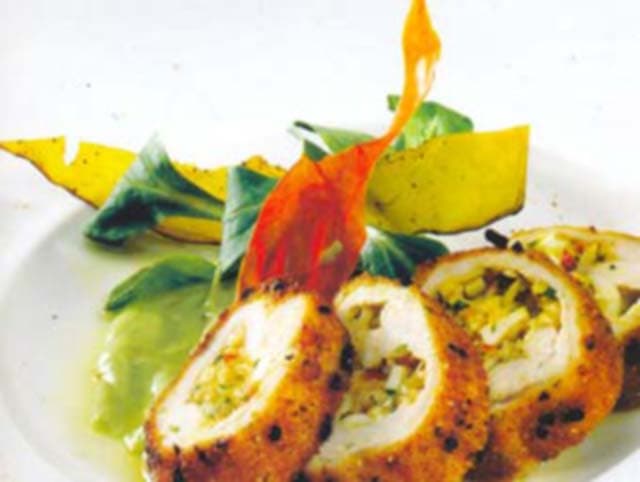 Rolinhos de frango sobre creme de abacate