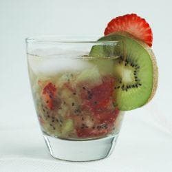 Caipirinha de kiwi e morango