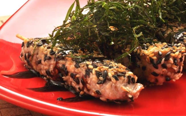 Espetinho de atum em crosta de gergelim