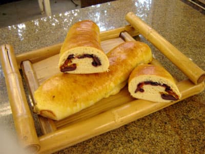 Pão de azeitona, tomate seco e ervas