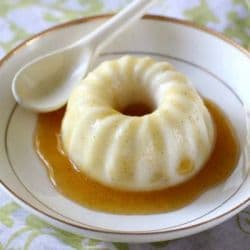 Manjar de iogurte com calda de ameixa