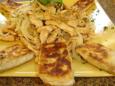 Iscas de peito de frango com Tofú grelhado