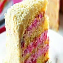 Bolo de chocolate branco com morango