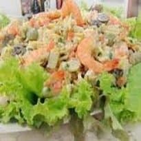 Salada com camarões