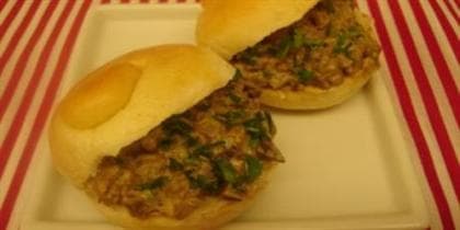 Sanduíche com carne e berinjela