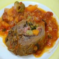 Língua bovina recheada ao molho de tomate