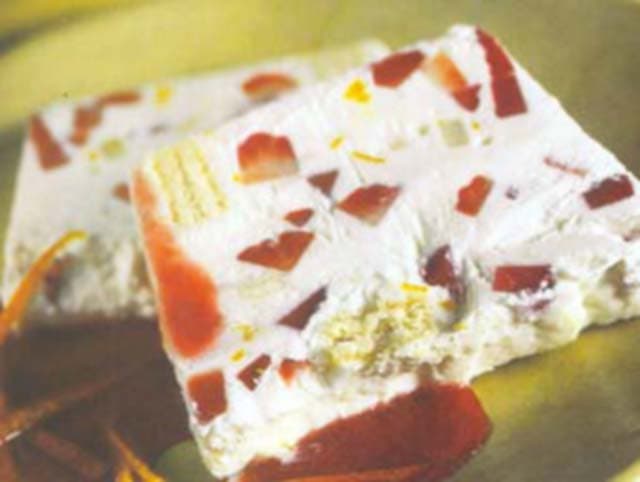 Cassata de frutas com calda de framboesas
