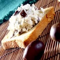 Torradas com ricota e azeitonas pretas