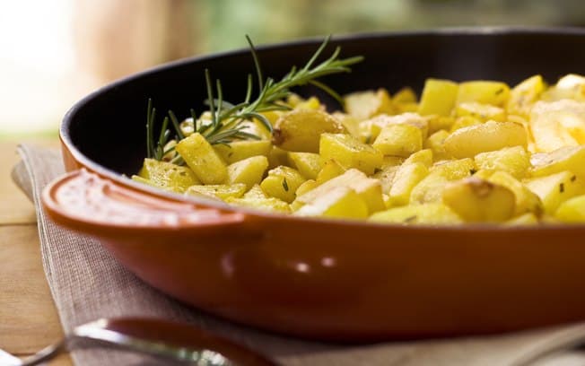 Batatas na frigideira com alho dourado