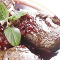 Filé Mignon com Molho de Vinho e Groselha