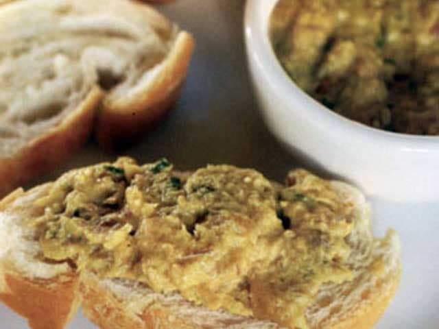 Pastinha de peixe com torradas