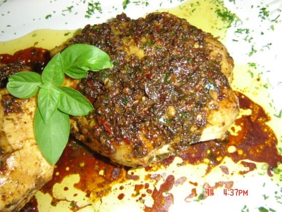 Peitos de frango ao molho chimichurri