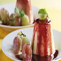 Flã com calda de uva