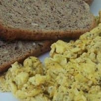 Ovo mexido com pesto