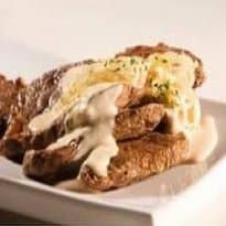 Bife acebolado ao molho dourado