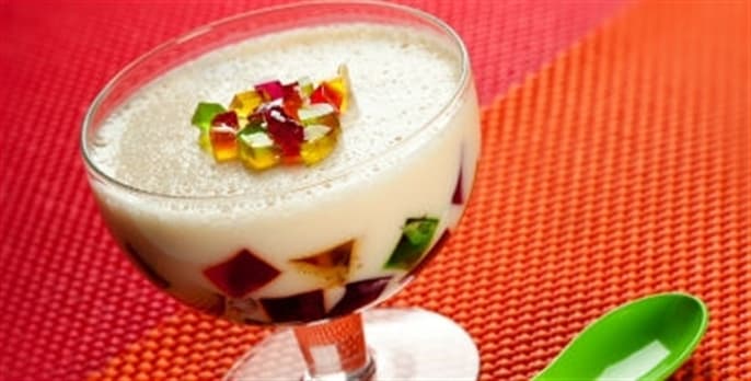 Taça de gelatina em pedaços com iogurte