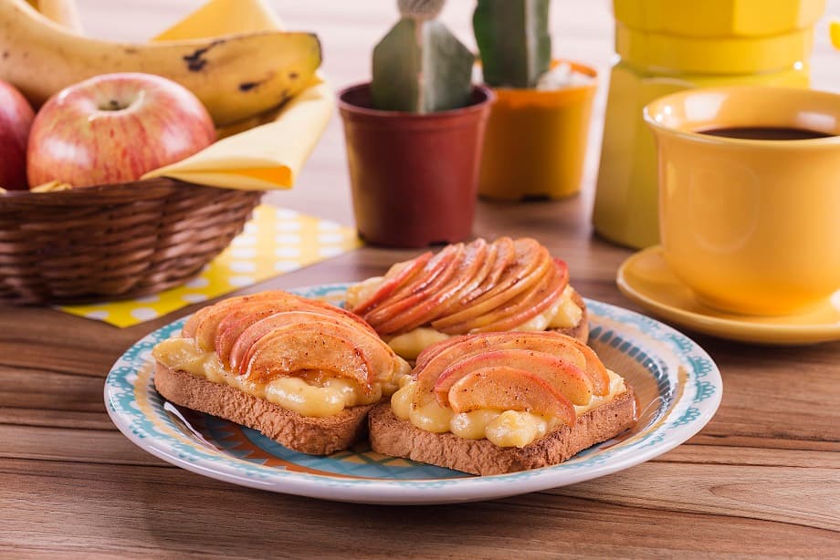 Torradas com Maçã Cremosa