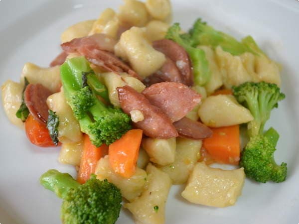 Nhoque com calabresa e legumes