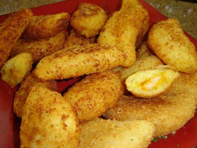 Pastéis de aipim recheados com camarões