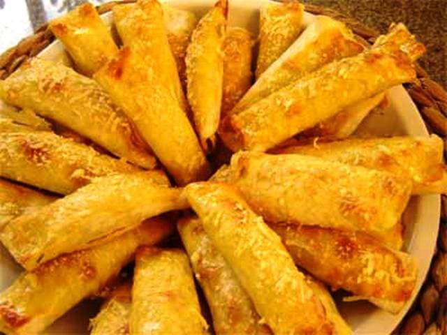 Cigarretes de mussarela e milho verde