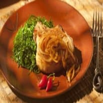 Bisteca acebolada com couve refogada