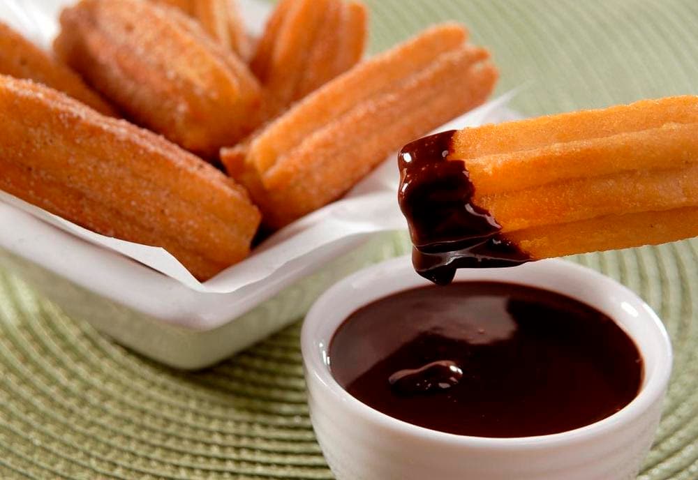 Churros com Molho de Chocolate Quente