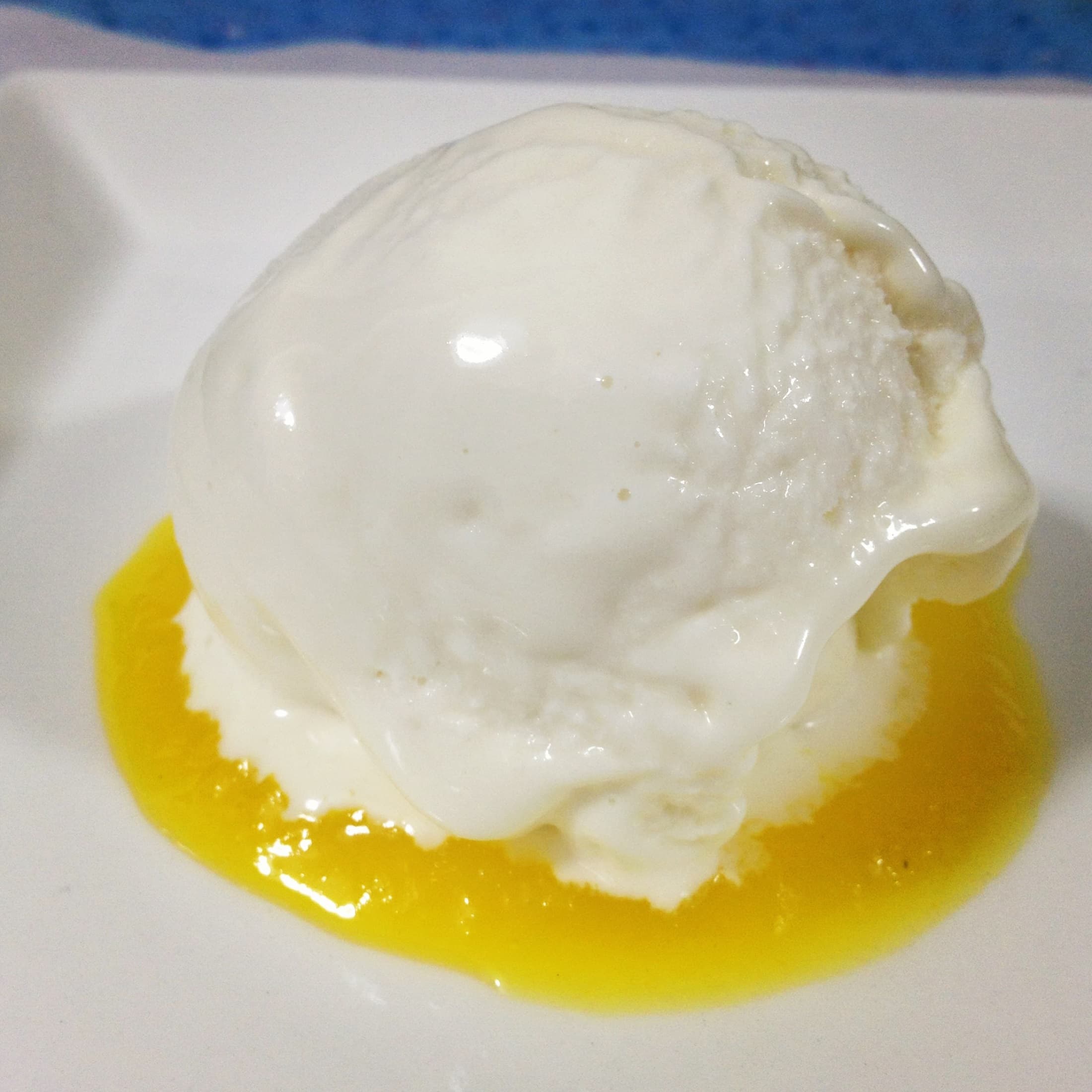 Sorvete de Coco com Coulis de Abacaxi