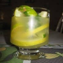 Caipirinha de Limão com Manjericão
