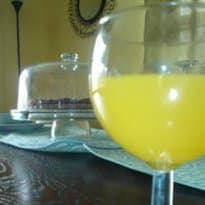 Sangria de pêssego e manjericão