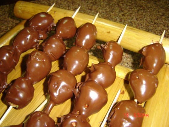 Espetinhos de morango ao chocolate