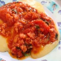 Polenta com Molho de Linguiça