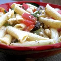 Salada grega de macarrão