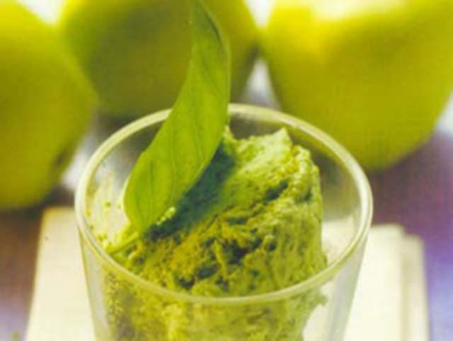 Sorvete de maçãs verdes ao manjericão